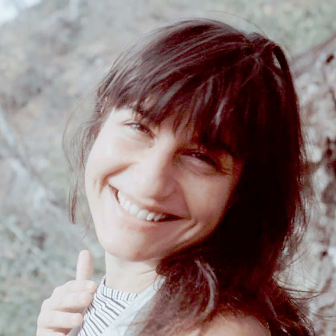 Xilogravurista Pato Sardá olhando para a câmera e sorrindo